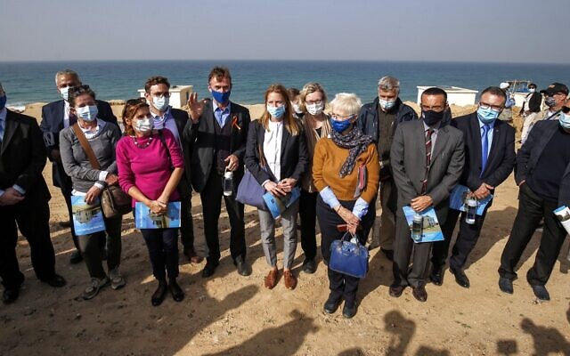 Sven Kuhn von Burgsdorff (6e à gauche), directeur de la mission de l'Union européenne en Cisjordanie et dans la bande de Gaza, avec d'autres représentants de l'UE lors d'une visite à une usine de dessalement à Deir al-Balah dans le centre de la bande de Gaza, le 8 décembre 2020. (Crédit : SAID KHATIB / AFP) Sven Kuhn von Burgsdorff (6e à gauche), directeur de la mission de l'Union européenne en Cisjordanie et dans la bande de Gaza, avec d'autres représentants de l'UE lors d'une visite à une usine de dessalement à Deir al-Balah dans le centre de la bande de Gaza, le 8 décembre 2020. (Crédit : SAID KHATIB / AFP)