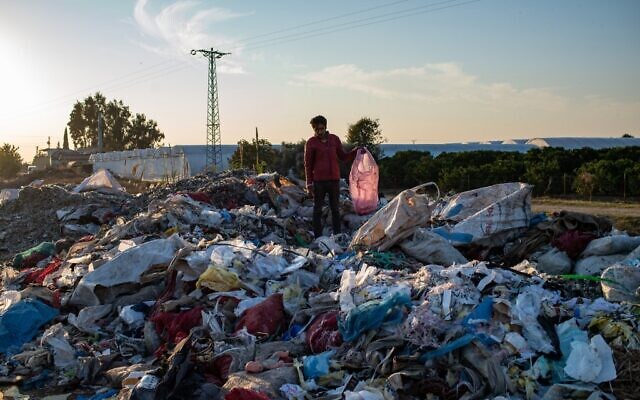 Un homme récupère des déchets dans une décharge illégale, le 29 novembre 2020 à Adana, dans le sud de la Turquie. (Crédit : Yasin AKGUL / AFP) Un homme récupère des déchets dans une décharge illégale, le 29 novembre 2020 à Adana, dans le sud de la Turquie. (Crédit : Yasin AKGUL / AFP)