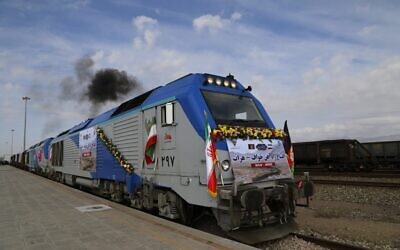 Photo d'illustration : Un train parcourt pour la première fois la nouvelle ligne ferroviaire reliant l'est de l'Iran à l'ouest de l'Afghanistan à la gare de Khaf, le 10 décembre 2020. (Crédit : Mohammed RAMEZANI / ISNA / AFP)