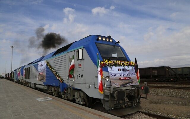 Photo d'illustration : Un train parcourt pour la première fois la nouvelle ligne ferroviaire reliant l'est de l'Iran à l'ouest de l'Afghanistan à la gare de Khaf, le 10 décembre 2020. (Crédit : Mohammed RAMEZANI / ISNA / AFP)
