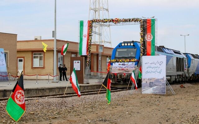La nouvelle ligne ferroviaire reliant l'est de l'Iran à l'ouest de l'Afghanistan parcourue pour la toute première fois par un train à la gare de Khaf, le 10 décembre 2020. (Crédit : Mohammed RAMEZANI / ISNA / AFP) La nouvelle ligne ferroviaire reliant l'est de l'Iran à l'ouest de l'Afghanistan parcourue pour la toute première fois par un train à la gare de Khaf, le 10 décembre 2020. (Crédit : Mohammed RAMEZANI / ISNA / AFP)