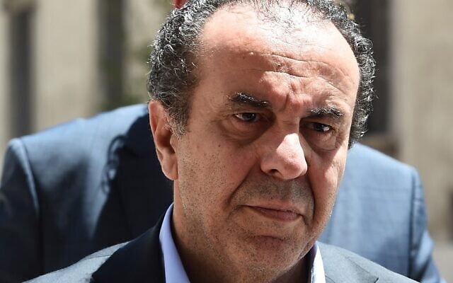 Belhassen Trabelsi, beau-frère du président tunisien évincé Zine El-Abidine Ben Ali arrive avec son avocat au palais de justice d'Aix en Provence, où il répond à une demande d'extradition formulée par les autorités tunisiennes, le 19 juin 2019. (Crédit : Boris HORVAT / AFP) Belhassen Trabelsi, beau-frère du président tunisien évincé Zine El-Abidine Ben Ali arrive avec son avocat au palais de justice d'Aix en Provence, où il répond à une demande d'extradition formulée par les autorités tunisiennes, le 19 juin 2019. (Crédit : Boris HORVAT / AFP)