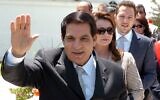 Le président tunisien de l'époque Zine El Abidine Ben Ali (au premier plan) salue les électeurs après les élections municipales aux côtés de sa femme Leila (centre) et de son gendre, l'homme d'affaires tunisien Sakher el-Materi (à droite), le 9 mai 2010. (Crédit : FETHI BELAID / AFP)