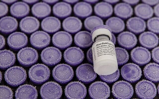 Le vaccin CoVid-19 de Pfizer avant d'être mis au réfrigérateur à l'hôpital pour enfants Rady de San Diego, en Californie, le 15 décembre 2020. (Ariana Drehsler / AFP) Le vaccin CoVid-19 de Pfizer avant d'être mis au réfrigérateur à l'hôpital pour enfants Rady de San Diego, en Californie, le 15 décembre 2020. (Ariana Drehsler / AFP)
