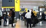 Illustration - Des voyageurs à l'enregistrement dans le Terminal 2 de l'aéroport de Heathrow, à l'ouest de Londres, le 21 décembre 2020. (Crédit : Niklas HALLE’N / AFP)