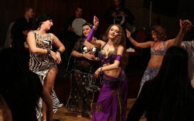 Des danseuses du ventre se produisent lors d'un spectacle dans un hôtel de la capitale égyptienne, Le Caire, le 12 décembre 2012. (Crédit : PATRICK BAZ / AFP) Des danseuses du ventre se produisent lors d'un spectacle dans un hôtel de la capitale égyptienne, Le Caire, le 12 décembre 2012. (Crédit : PATRICK BAZ / AFP)