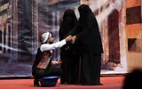 Des acteurs yéménites répètent à la veille de la première d'une pièce intitulée 'Yemeni Film', une production comique qui évoque les luttes actuelles des artistes locaux, dans la capitale Sanaa, au Yémen, le 23 décembre 2020. (Crédit : MOHAMMED HUWAIS / AFP)