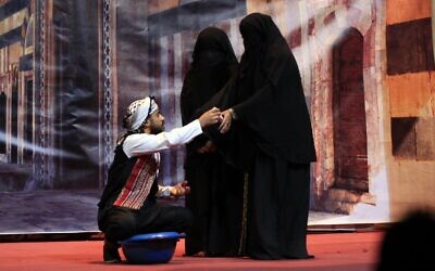 Des acteurs yéménites répètent à la veille de la première d'une pièce intitulée 'Yemeni Film', une production comique qui évoque les luttes actuelles des artistes locaux, dans la capitale Sanaa, au Yémen, le 23 décembre 2020. (Crédit : MOHAMMED HUWAIS / AFP) Des acteurs yéménites répètent à la veille de la première d'une pièce intitulée 'Yemeni Film', une production comique qui évoque les luttes actuelles des artistes locaux, dans la capitale Sanaa, au Yémen, le 23 décembre 2020. (Crédit : MOHAMMED HUWAIS / AFP)