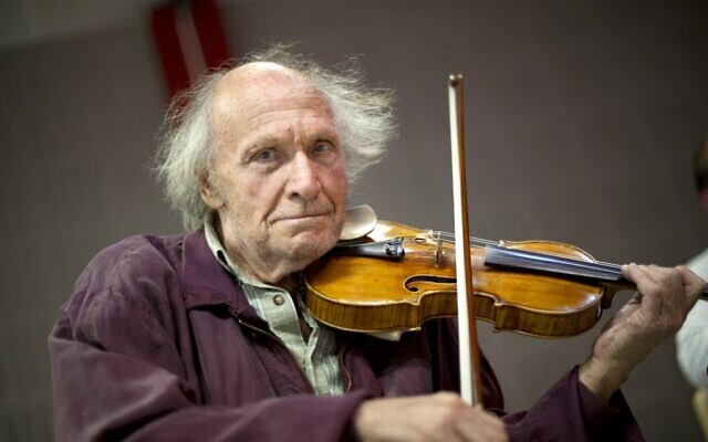 Le violoniste israélien Ivry Gitlis pose alors qu'il se produit lors d'une répétition avec l'ensemble musical baroque Una Stella à Marseille, dans le sud de la France, le 9 août 2011. (Crédit : BERTRAND LANGLOIS / AFP) Le violoniste israélien Ivry Gitlis pose alors qu'il se produit lors d'une répétition avec l'ensemble musical baroque Una Stella à Marseille, dans le sud de la France, le 9 août 2011. (Crédit : BERTRAND LANGLOIS / AFP)