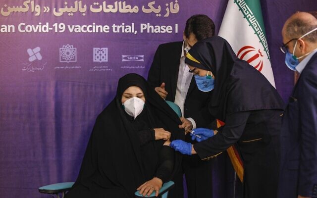 Une femme reçoit une injection au cours de la première phase d'essai d'un vaccin iranien de fabrication locale contre la COVID-19 à Téhéran, la capitale iranienne, le 29 décembre 2020. (Crédit : AFP) Une femme reçoit une injection au cours de la première phase d'essai d'un vaccin iranien de fabrication locale contre la COVID-19 à Téhéran, la capitale iranienne, le 29 décembre 2020. (Crédit : AFP)