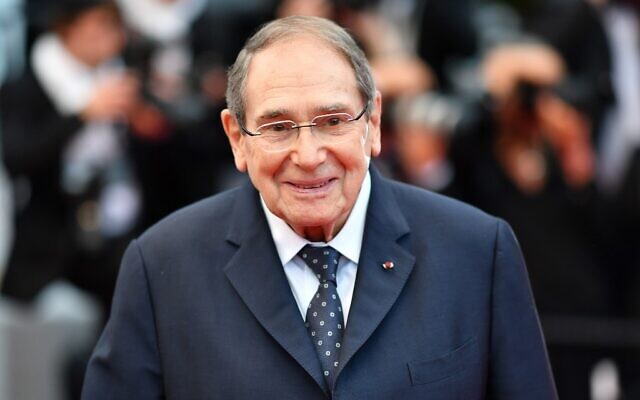 Le réalisateur français Robert Hossein avant la projection du film "Burning" à la 71e édition du Festival de Cannes, le 16 mai 2018. (Crédit : Alberto PIZZOLI / AFP)