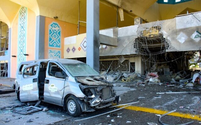 Une camionnette endommagée devant l'aéroport de la ville d'Aden, dans le sud du Yémen, le 31 décembre 2020, après que des explosions ont eu lieu dans le bâtiment, tuant et blessant des dizaines de personnes. (Crédit : Saleh Al-OBEIDI / AFP) Une camionnette endommagée devant l'aéroport de la ville d'Aden, dans le sud du Yémen, le 31 décembre 2020, après que des explosions ont eu lieu dans le bâtiment, tuant et blessant des dizaines de personnes. (Crédit : Saleh Al-OBEIDI / AFP)