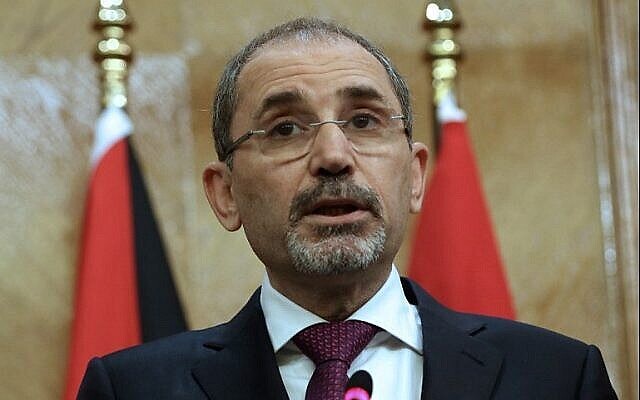 Le ministre jordanien des Affaires étrangères, Ayman al-Safadi, s'exprime lors d'une conférence conjointe avec le secrétaire général de la Ligue arabe, Ahmed Aboul Gheit, à Amman, la capitale jordanienne, le 6 janvier 2018. (AFP Photo / Khalil Mazraawi)