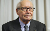 Le chasseur de nazis français Serge Klarsfeld à Paris, le 23 décembre 2019. (Crédit : AP / Kamil Zihnioglu)