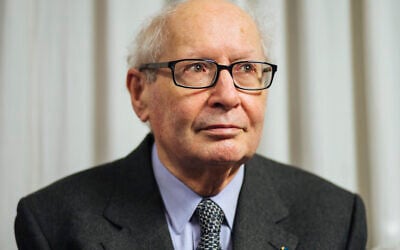 Le chasseur de nazis français Serge Klarsfeld à Paris, le 23 décembre 2019. (Crédit : AP / Kamil Zihnioglu)