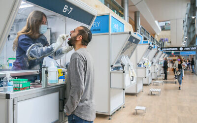 Un test COVID-19 au laboratoire coronavirus, à l'aéroport international Ben-Gurion le 14 décembre 2020. (Yossi Aloni / Flash90)