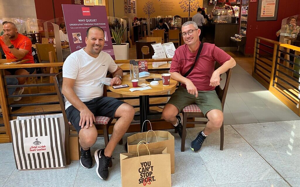 Rafi Revach (à gauche) et Nissim Arush, deux Israéliens de Dimona visitant le Dubai Mall, le 9 décembre 2020. (Crédit : Shoshanna Solomon / Times of Israël)