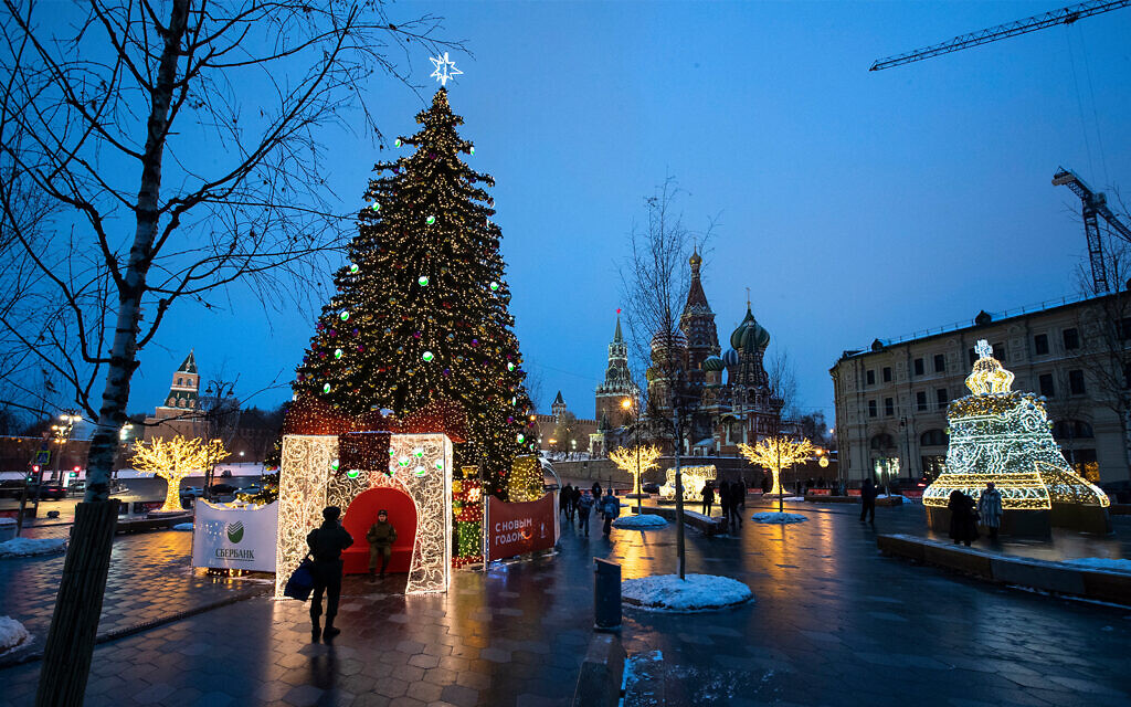 Des soldats russes, à gauche, prennent des photos devant un arbre décoré pour les célébrations de Noël et du Nouvel An à Moscou, en Russie, le 21 décembre 2018. (Crédit : AP Photo / Pavel Golovkin) Des soldats russes, à gauche, prennent des photos devant un arbre décoré pour les célébrations de Noël et du Nouvel An à Moscou, en Russie, le 21 décembre 2018. (Crédit : AP Photo / Pavel Golovkin)