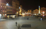 Vue panoramique de la grand-place dans le cœur de Lille, quartier Lille-Centre, la nuit. (Crédit : Wikimedia Commons)