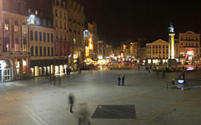 Vue panoramique de la grand-place dans le cœur de Lille, quartier Lille-Centre, la nuit. (Crédit : Wikimedia Commons) Vue panoramique de la grand-place dans le cœur de Lille, quartier Lille-Centre, la nuit. (Crédit : Wikimedia Commons)