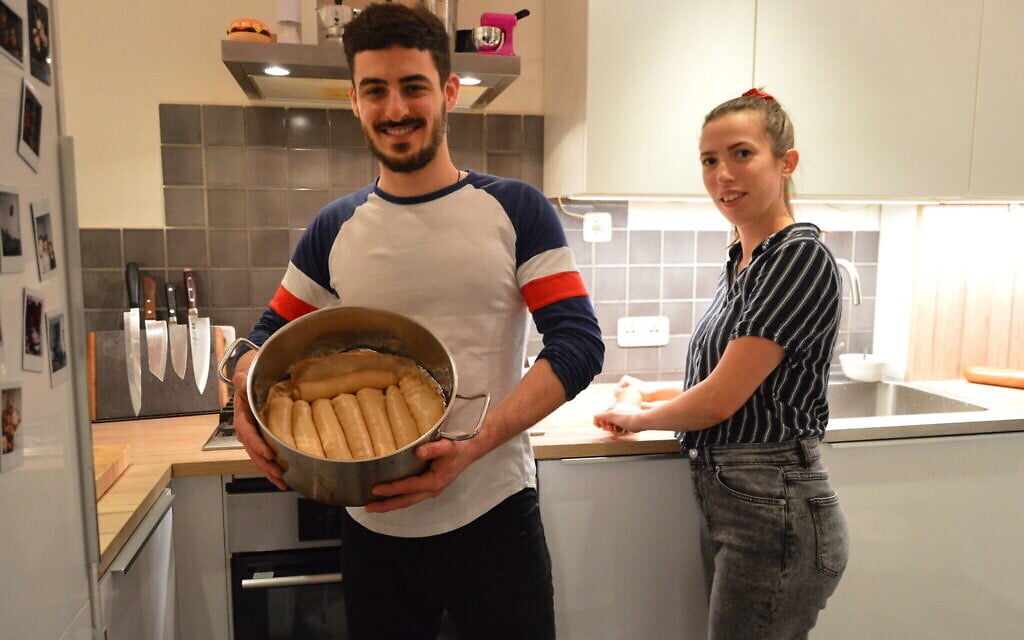 Gal Garber et Mathilde Lair préparent le jachnun dans leur appartement à Amsterdam, le 20 novembre 2020. (Crédit 
: Mathilde Lair/ via JTA)