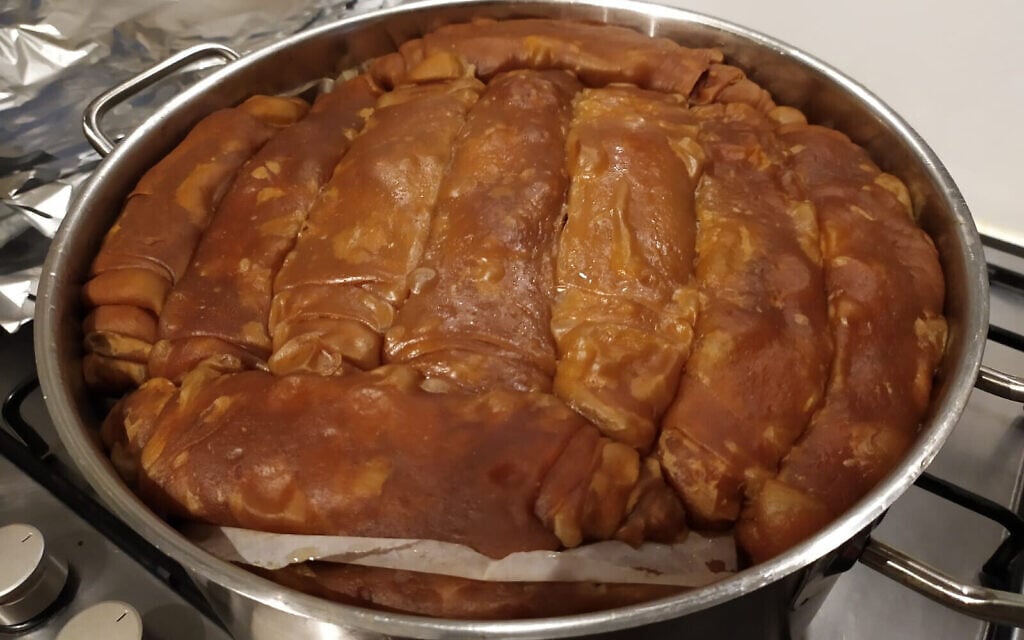 Les casseroles en aluminium sont les plus efficaces pour la confection du jachnun, et certains fans ne jurent que par le "Si Pélé", une invention israélienne. (Crédit : Gal Garber/ via JTA)