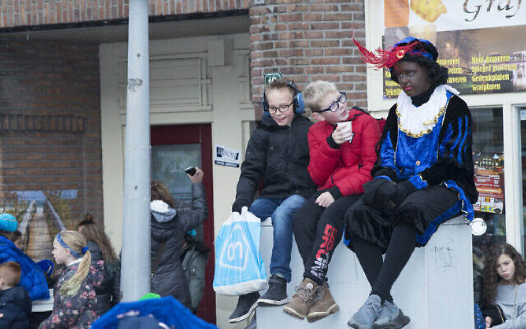 Des enfants discutent pendant un événement consacré à Zwart Piet à Amsterdam, le 16 novembre 2019. (Crédit :Cnaan Liphshiz/ JTA)