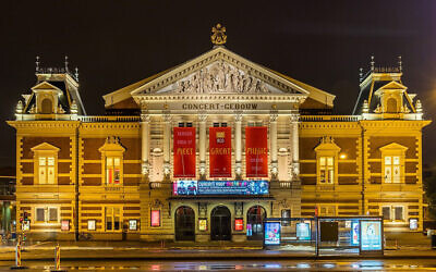 Le Royal Concert Hall d'Amsterdam est l'un des plus prestigieux lieux de concert au monde, aux Pays-Bas, le 30 mai 2016. (Crédit : Diego Deslo/Wikimedia Commons/via JTA)