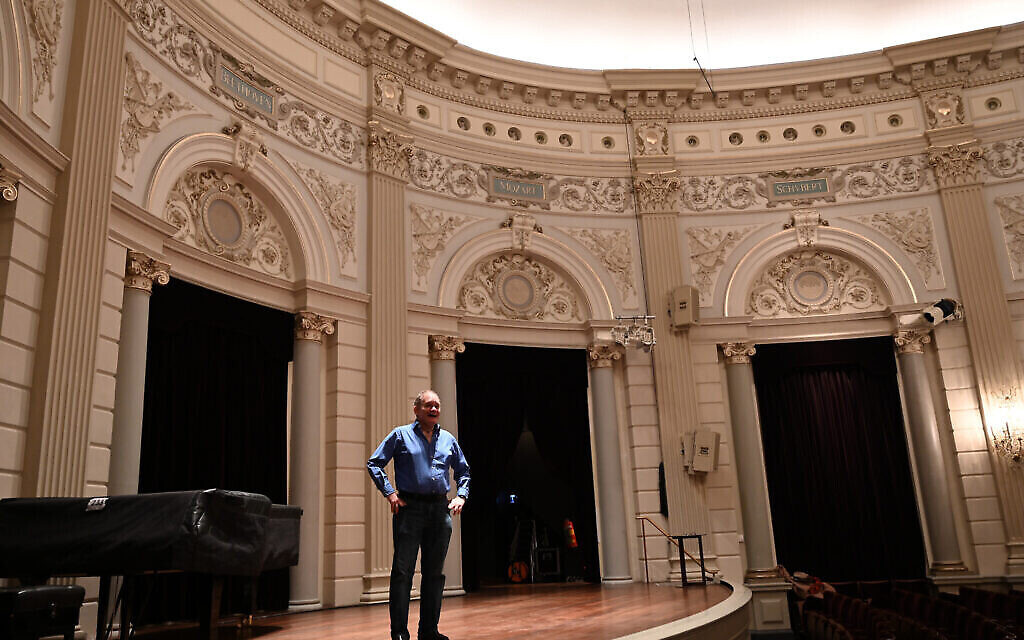Barry Mehler répète au Royal Concert Hall d'Amsterdam, le 20 janvier 2020. (Cnaan Liphshiz/ JTA)