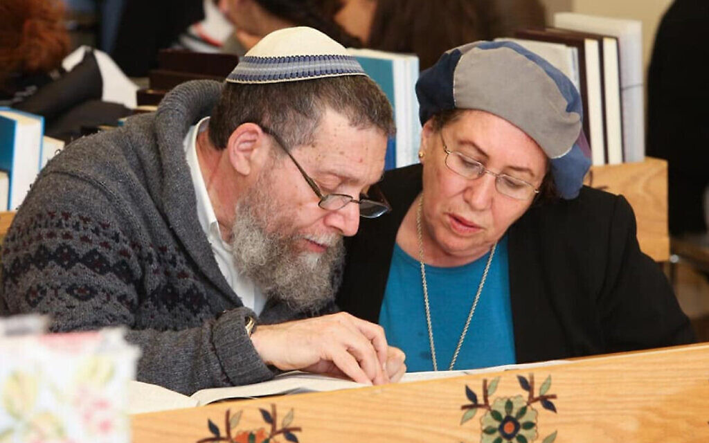 Le rabbin Yehuda Herzl Henkin, à gauche, et son épouse Chana ont lancé un programme innovant pour les femmes orthodoxes visant à leur permettre de répondre à des questions relatives à la loi juive. (Autorisation : Institut Nishmat via JTA)