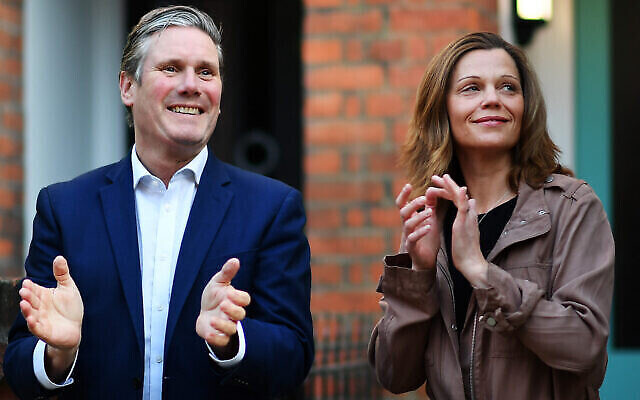 Le dirigeant travailliste Keir Starmer et son épouse Victoria applaudissent devant leur domicile le 14 mai 2020 à Londres, en Angleterre. (Justin Setterfield / Getty Images via JTA) Le dirigeant travailliste Keir Starmer et son épouse Victoria applaudissent devant leur domicile le 14 mai 2020 à Londres, en Angleterre. (Justin Setterfield / Getty Images via JTA)