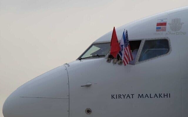 Les drapeaux nationaux du Maroc, d'Israël et des États-Unis à la fenêtre du cockpit d’un avion El Al à destination du Maroc, avec à son bord la délégation en charge de finaliser l’accord de normalisation entre Jérusalem et Rabat, à l'aéroport Ben Gourion, près de Tel Aviv, le 22 décembre 2020. (Crédit : Judah Ari Gross / Times of Israel) Les drapeaux nationaux du Maroc, d'Israël et des États-Unis à la fenêtre du cockpit d’un avion El Al à destination du Maroc, avec à son bord la délégation en charge de finaliser l’accord de normalisation entre Jérusalem et Rabat, à l'aéroport Ben Gourion, près de Tel Aviv, le 22 décembre 2020. (Crédit : Judah Ari Gross / Times of Israel)