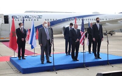 Meir Ben-Shabbat (centre) entouré de Jared Kushner (droit) et David Friedman (gauche), s'exprime avant le départ du premier vol direct entre Israël et le Maroc, à l'aéroport Ben Gourion, le 22 décembre 2020 (Crédit : Judah Ari Gross/Times of Israel)