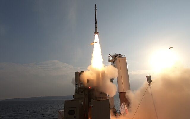 Un missile intercepteur est tiré sur une cible simulant une menace entrante, en décembre 2020. (Crédit : Ministère de la Défense) Un missile intercepteur est tiré sur une cible simulant une menace entrante, en décembre 2020. (Crédit : Ministère de la Défense)