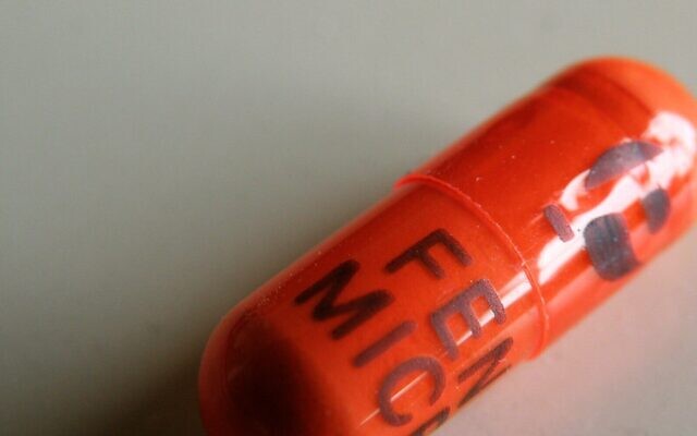 Une gélule de fénofibrate. (Crédit : domaine public/ Dennis Sylvester Hurd, Flickr)