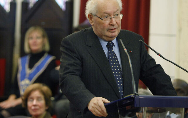 Le chasseur de nazis français Serge Klarsfeld lors de son discours à l'occasion de la Journée du devoir de mémoire, à la Grande Loge de France, à Paris, le 11 décembre 2010. Sa femme Beate est assise à gauche. (Crédit : AP / Rémy de la Mauvinière) Le chasseur de nazis français Serge Klarsfeld lors de son discours à l'occasion de la Journée du devoir de mémoire, à la Grande Loge de France, à Paris, le 11 décembre 2010. Sa femme Beate est assise à gauche. (Crédit : AP / Rémy de la Mauvinière)