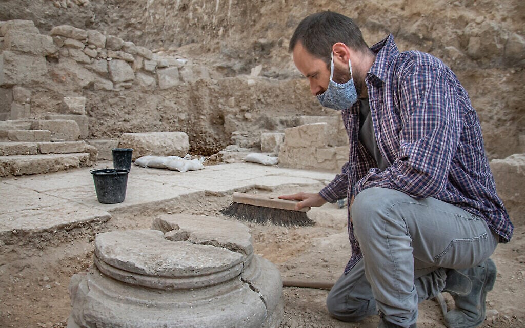 David Yeger, directeur des fouilles à Gethsémani, à Jérusalem, dans l'église byzantine. (Crédit : Yoli Schwartz/ Autorité israélienne des antiquités)