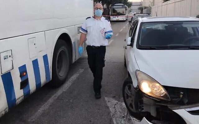 La scène d'un délit de fuite présumé, près du Tombeau de Rachel, en Cisjordanie, le 2 décembre 2020. (Crédit : Magen David Adom) La scène d'un délit de fuite présumé, près du Tombeau de Rachel, en Cisjordanie, le 2 décembre 2020. (Crédit : Magen David Adom)