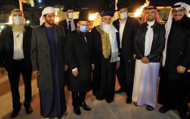 Les membres d'une délégation des Émirats arabes unis et du Bahreïn participent à la cérémonie d'allumage des bougies de la 5e nuit de Hanoukka au mur Occidental, le 14 décembre 2020. (Crédit : Western Wall Heritage Foundation) Les membres d'une délégation des Émirats arabes unis et du Bahreïn participent à la cérémonie d'allumage des bougies de la 5e nuit de Hanoukka au mur Occidental, le 14 décembre 2020. (Crédit : Western Wall Heritage Foundation)