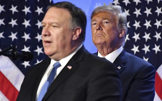 Le président américain Donald Trump, (à droite), écoute le secrétaire d'État américain Mike Pompeo lors d'une conférence de presse après un sommet des chefs d'État et de gouvernement au siège de l'OTAN à Bruxelles, en Belgique, le 12 juillet 2018. (Geert Vanden Wijngaert/AP) Le président américain Donald Trump, (à droite), écoute le secrétaire d'État américain Mike Pompeo lors d'une conférence de presse après un sommet des chefs d'État et de gouvernement au siège de l'OTAN à Bruxelles, en Belgique, le 12 juillet 2018. (Geert Vanden Wijngaert/AP)