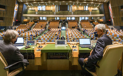 Le secrétaire général des Nations unies, António Guterres, (à gauche), s'entretient avec Volkan Bozkir, président de la 75e session de l'Assemblée générale des Nations unies, avant la tenue de la 75e session de l'Assemblée générale, le 22 septembre 2020, au siège des Nations unies à New York. (Rick Bajornas/ONU via AP)