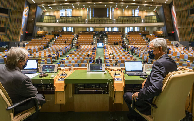 Le secrétaire général des Nations unies, António Guterres, (à gauche), s'entretient avec Volkan Bozkir, président de la 75e session de l'Assemblée générale des Nations unies, avant la tenue de la 75e session de l'Assemblée générale, le 22 septembre 2020, au siège des Nations unies à New York. (Rick Bajornas/ONU via AP)