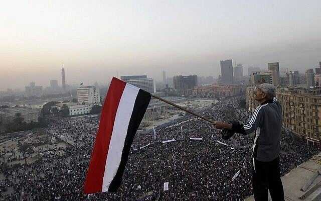 Un Égyptien agite un drapeau national au-dessus d'un rassemblement pro-militaire marquant le troisième anniversaire du soulèvement de 2011 sur la place Tahrir au Caire, en Égypte, le samedi 25 janvier 2014. (Crédit : AP/Amr Nabil) Un Égyptien agite un drapeau national au-dessus d'un rassemblement pro-militaire marquant le troisième anniversaire du soulèvement de 2011 sur la place Tahrir au Caire, en Égypte, le samedi 25 janvier 2014. (Crédit : AP/Amr Nabil)