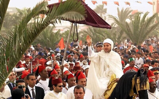 Le roi du Maroc Mohammed VI, à cheval, saluant à la sortie de la mosquée Moulay Abdelaziz de Laayaoune, au Sahara occidental, le 2 novembre 2001, dans le cadre de sa visite historique dans cette région désertique longtemps contestée. (Crédit : Jalil Bounhar/AP)
