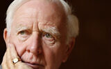 L'auteur John le Carré, de son vrai nom David Cornwell, chez lui à Londres, le jeudi 28 août 2008. (Kirsty Wigglesworth/AP)