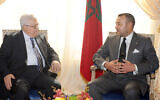 Le roi du Maroc Mohammed 6, à droite, rencontre le président de l'Autorité palestinienne Mahmoud Abbas, à gauche, à New York, le 22 septembre 2010. (Crédit : AP/Royal Palace/HO/Maroccan Royal Palace)