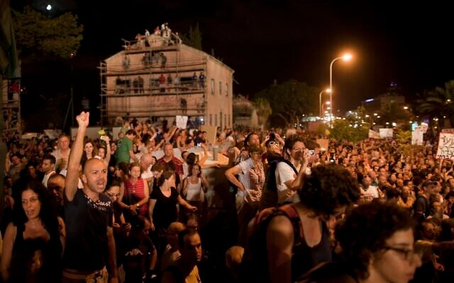 Des milliers d'Israéliens manifestant contre le coût de la vie croissant en Israël au centre de Tel Aviv, le 6 août 2011. (Crédit : AP Photo/Oded Balilty/Dossier)