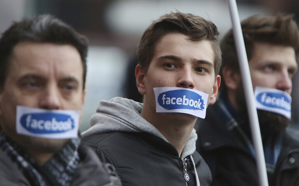 Illustration : Des personnes protestent devant le siège de Facebook à Varsovie, en Pologne, le samedi 5 novembre 2016. (AP/Czarek Sokolowski) Illustration : Des personnes protestent devant le siège de Facebook à Varsovie, en Pologne, le samedi 5 novembre 2016. (AP/Czarek Sokolowski)