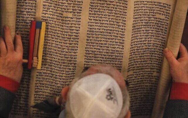 Illustration : Sur cette photo du 11 mars 2017, un homme lit Le Livre d'Esther. (AP Photo/Vadim Ghirda) Illustration : Sur cette photo du 11 mars 2017, un homme lit Le Livre d'Esther. (AP Photo/Vadim Ghirda)