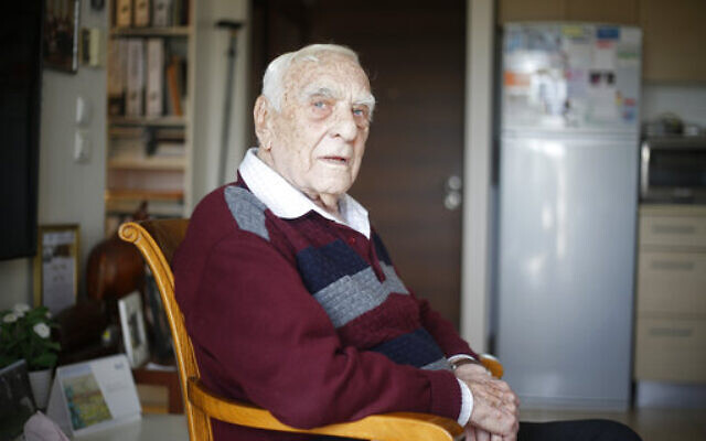 Baruch Shub, survivant de la Shoah, dans son appartement dans une résidence pour personnes âgées à Kfar Saba, en Israël, le 10 avril 2018. (Crédit : AP / Ariel Schalit) Baruch Shub, survivant de la Shoah, dans son appartement dans une résidence pour personnes âgées à Kfar Saba, en Israël, le 10 avril 2018. (Crédit : AP / Ariel Schalit)